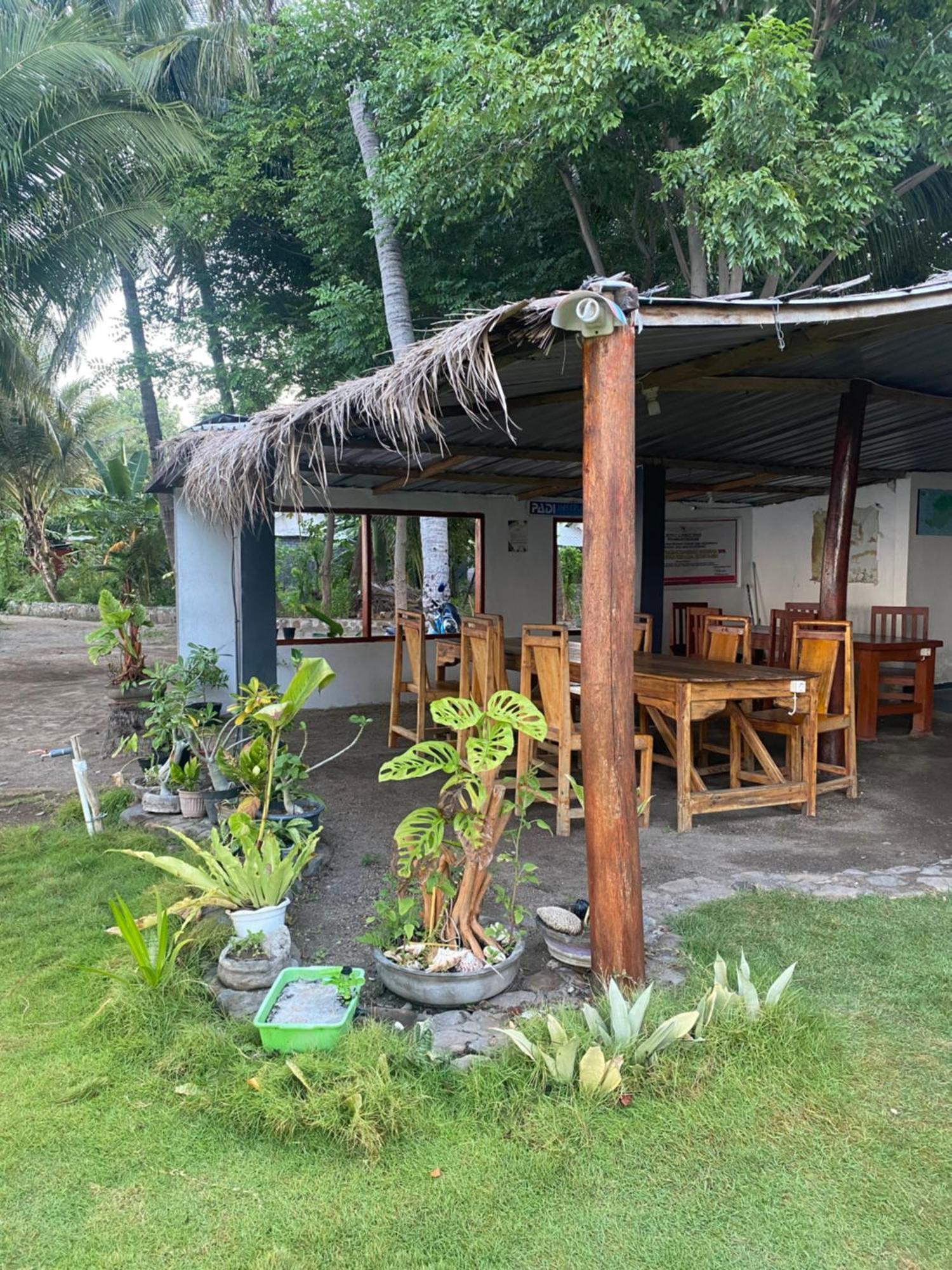 East Lombok Dive Hotel - 3 Private Rooms On The Beach With Seaview & Scuba Diving Center Labuhan Pandan Exterior photo