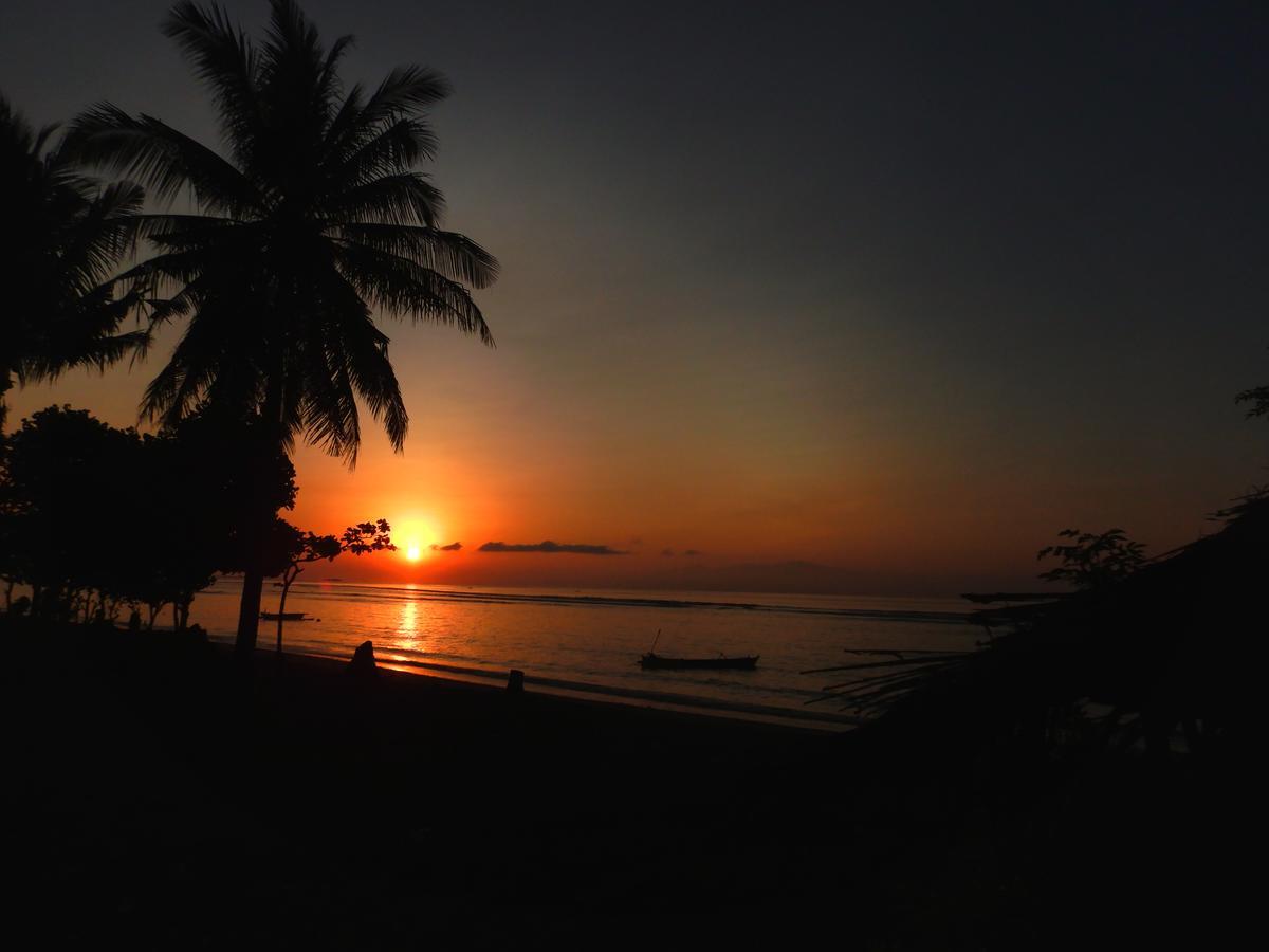 East Lombok Dive Hotel - 3 Private Rooms On The Beach With Seaview & Scuba Diving Center Labuhan Pandan Exterior photo